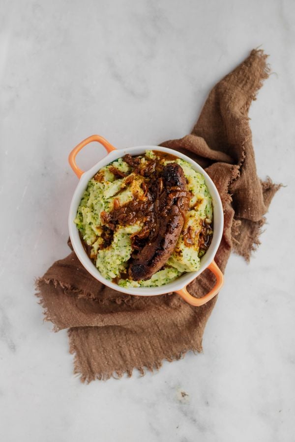 Broccolistamppot met runderbraadworst en uien-jus