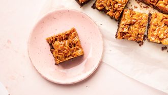 Brownies met karamel-cornflakes topping