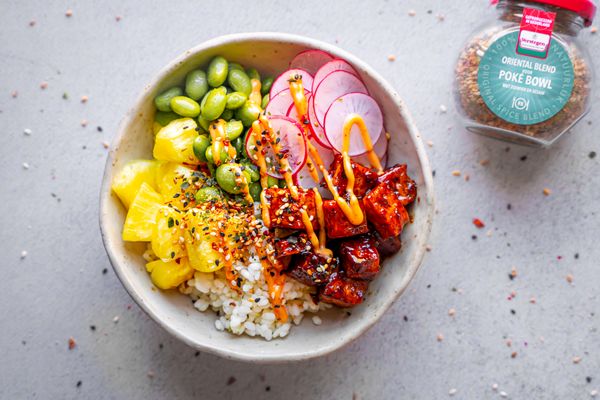 Vegan poké bowl met sticky tofu en Verstegen spice blend