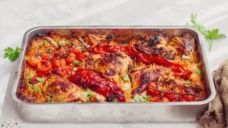 Tavuk Kapama | Turkse traybake met rijst en kip en puntpaprika