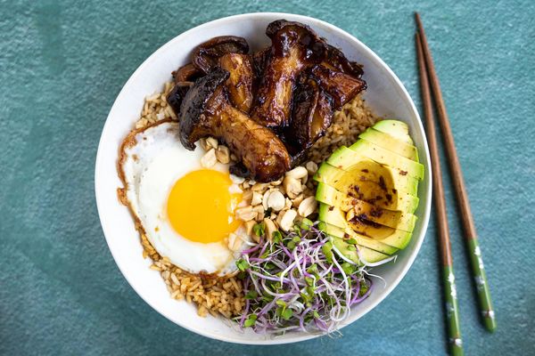 donburi met sticky teriyaki paddenstoelen