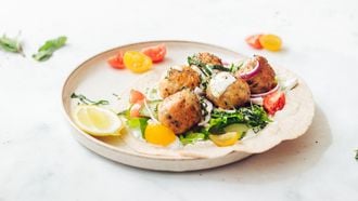 Wraps met kipgehakt | Wraps in Griekse stijl met kruidige kipgehaktballetjes en tzatziki