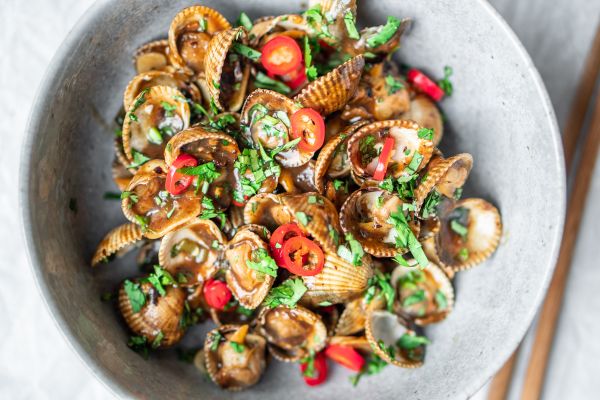 Kokkels met zwarte bonensaus