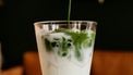 Matcha latte maken