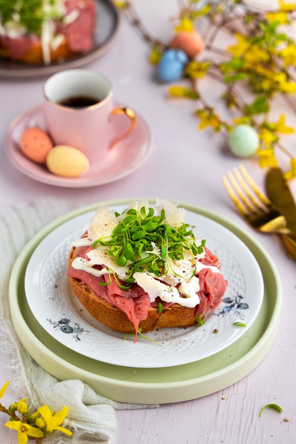 toast carpaccio met parmezaan en tuinkers