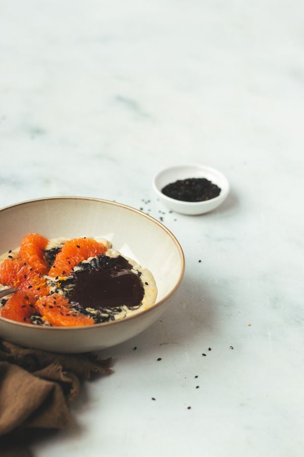 Gezonde havermoutpap met bloedsinaasappel en zwarte tahin