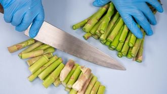 Groene asperges snijden en schillen