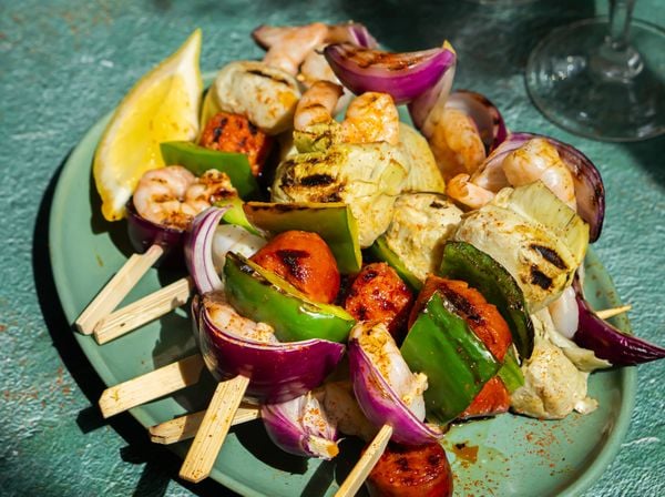 Surf & turf barbecuespiesjes met garnalen chorizo en artisjok