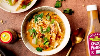 Snel pindasoep-recept met miso en dumplings