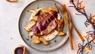 Procureur met gluhweinjus hoofdgerecht kerst