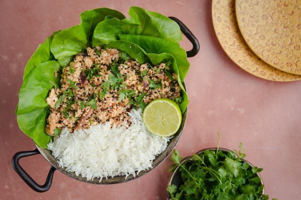 Koreaanse rijstbowl met kip / Koreaanse laab