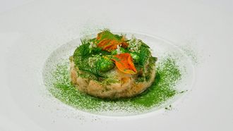 Gerecht met eetbare bloemen