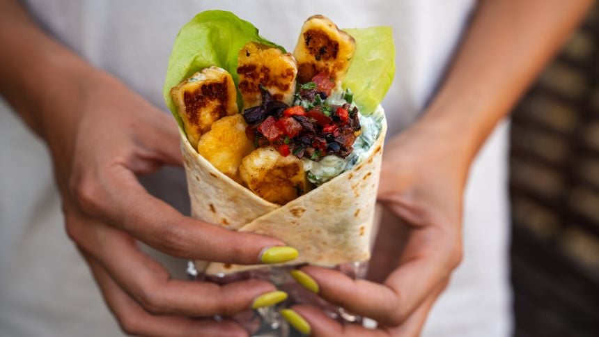 Culy Homemade: Halloumi-wraps met hot honey, paprikasalsa en tzatziki ...