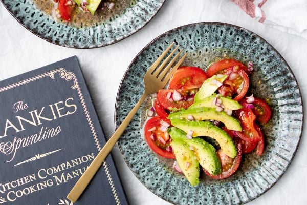 Simpele tomatensalade met avocado