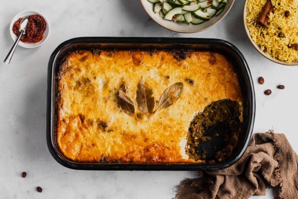 Bobotie recept met gele rijst en komkommersambal