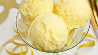 Tropische ananassorbet met rum