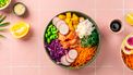 poké bowl met zalm en groenten