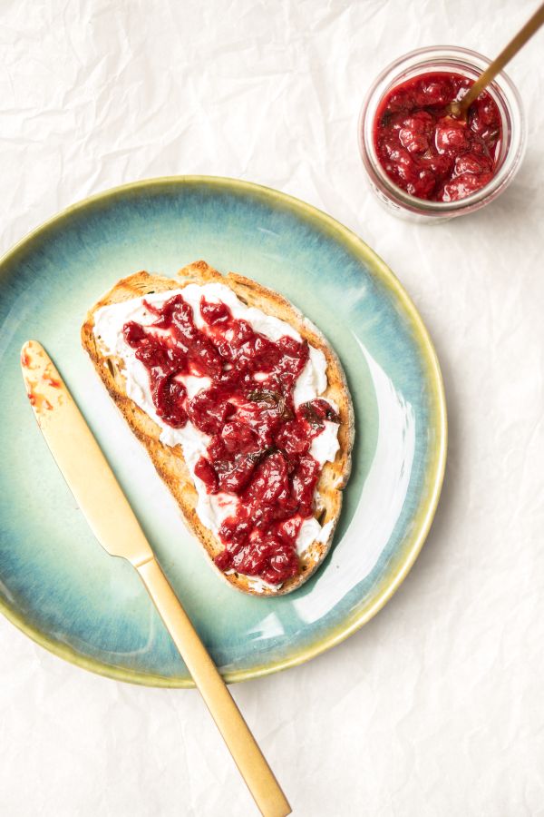 Zelf aardbeienjam maken / toast met aardbeienjam