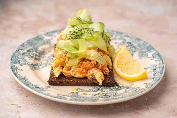 Roggebrood met rivierkreeftjes
