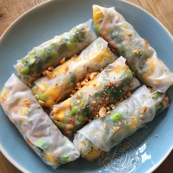 Foto van vega spring rolls met mango en edamame (gezonde recepten)