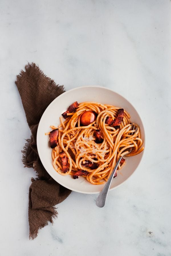 Chili crisp carbonara recept met buccatini