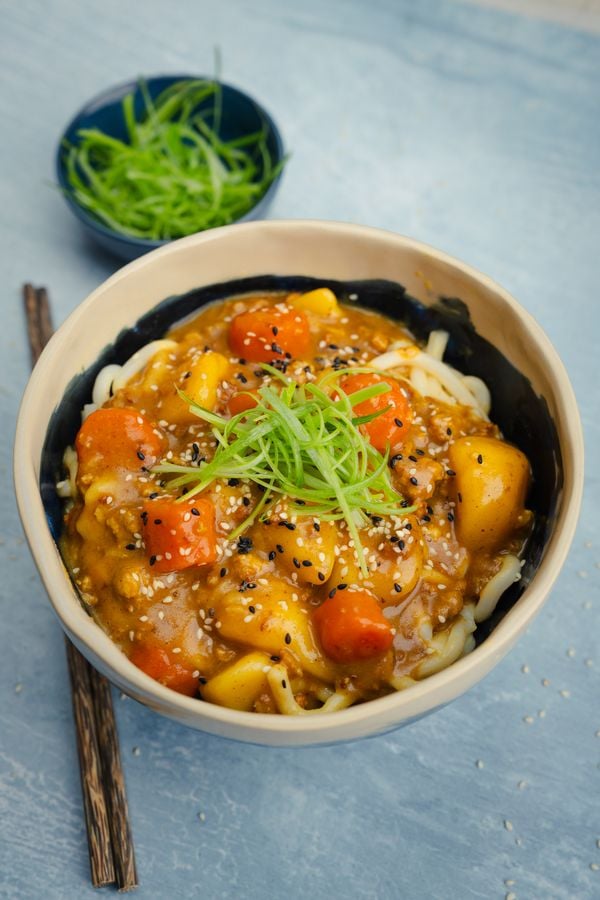 Golden Curry udon noedels met dashi en varkensgehakt
