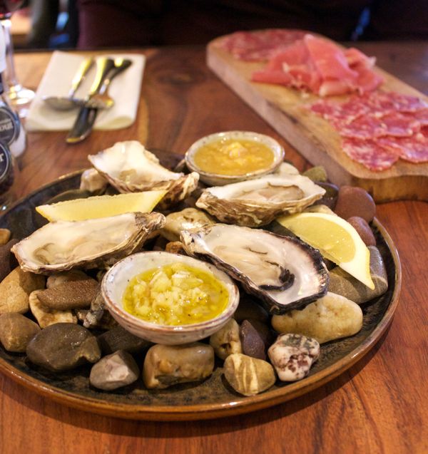 Antipasti en oesters bij Vincenzo's Osteria