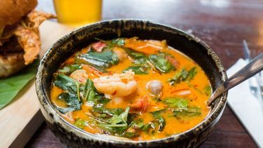 Thaise-tom-yam-soep met zoete aardappel en garnalen1