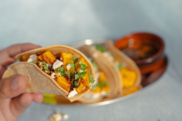 taco met geroosterde pompen en salsa macha