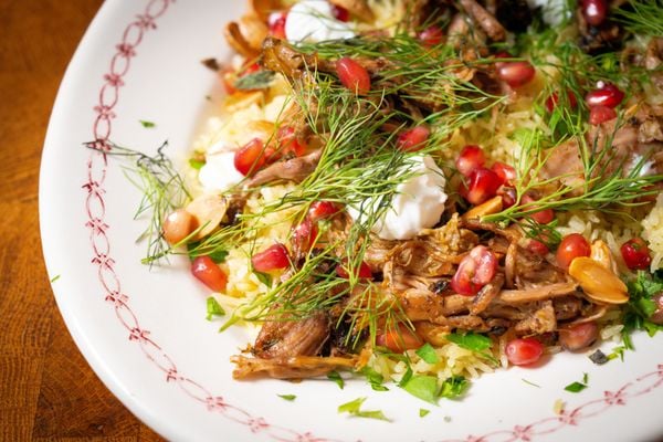 Lamsschouder met rijst, amandelen en kruiden