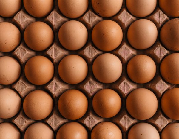 eieren met staafmixer kloppen stock unsplash