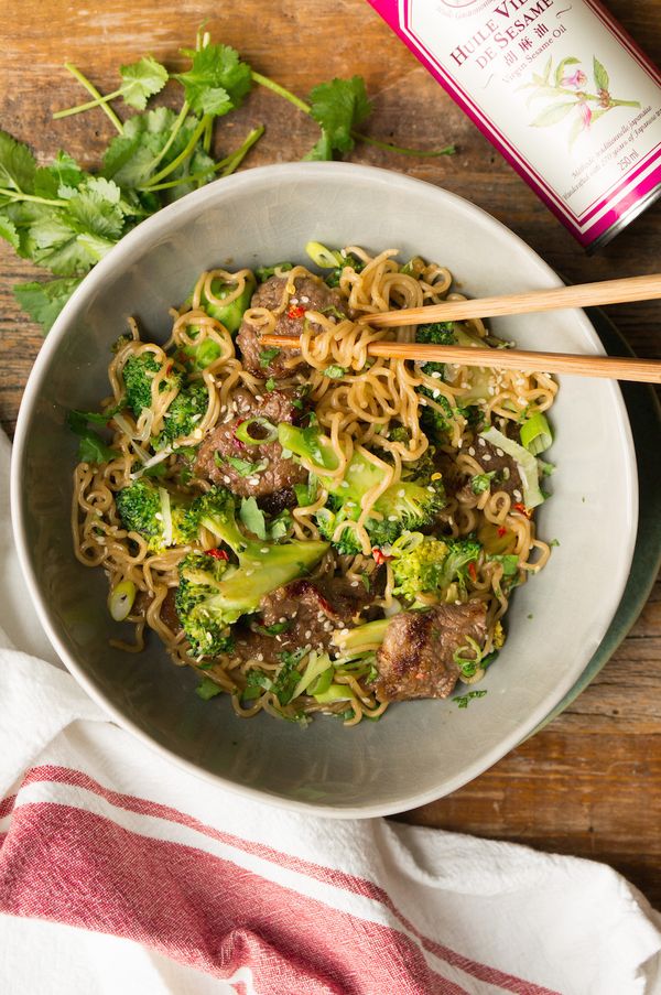 quick noodles with broccoli and steak strips