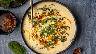 warme yoghurtsoep met spinazie en chiliboter