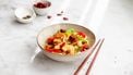 Udon noodles uit de wok met garnaal