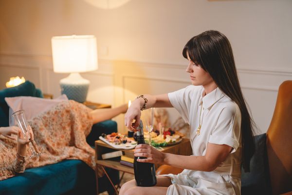 vrouw met alcohol / fles bubbels