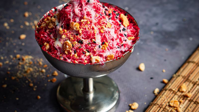 Aardbeienschaafijs met pinda's, gecondenseerde melk en sesam