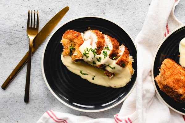 Zelfgemaakte cordon bleu met dijonsaus