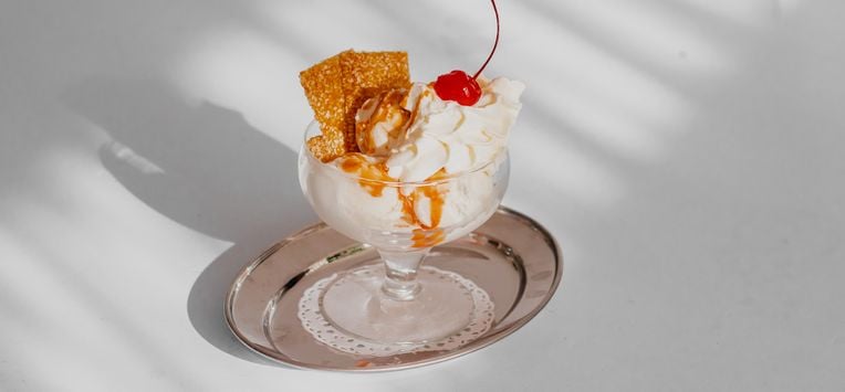 Sundae ijsje met karamel