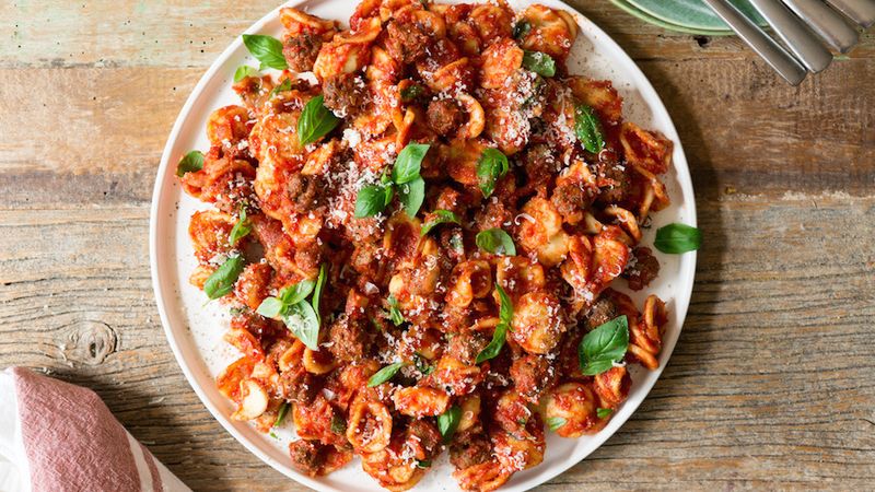 heel veel kleine gehaktballetjes in tomatensaus