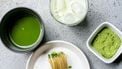 matchalatte met matchapoeder en matchawhisk voor verschillende matcha latte variaties