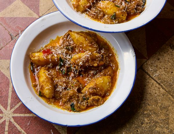 Zoete-aardappelgnocchi met gekruide aubergineragout