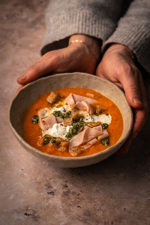 tomatensoep met burrata, pesto en mortadella