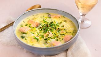romige lentesoep met zalm, aardappel en bieslook