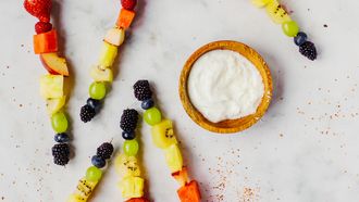 Regenboog fruitspiesjes maken