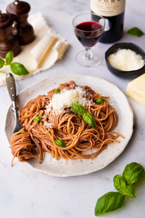 dronken spaghetti met rode wijn, Pecorino en basilicum