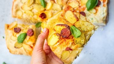 plaatpizza met ricotta, aardappel en chorizo