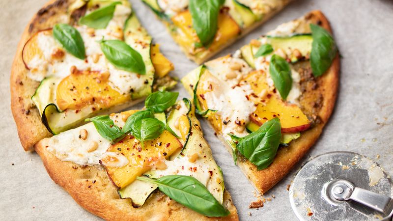 Zomer pizza met perzik en Burrata