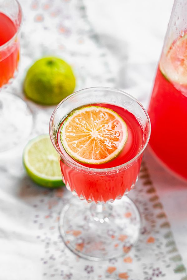 Makkelijke limonade met rabarber, limoen en gember