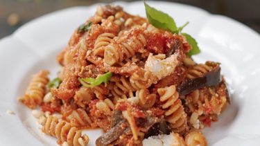 Een fantastische pasta met aubergine, tomaat & ricotta van Jamie Oliver