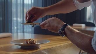 Screenshot uit de trailer van miniserie Meet the Chef
